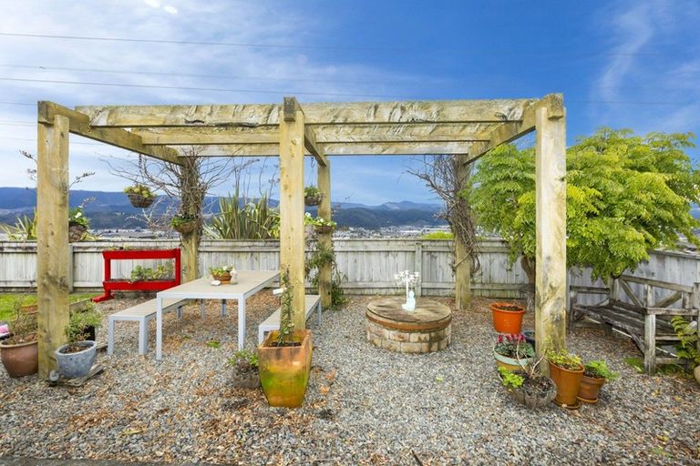 Photo of property in 32 Percy Kinsman Crescent, Riverstone Terraces, Upper Hutt, 5018