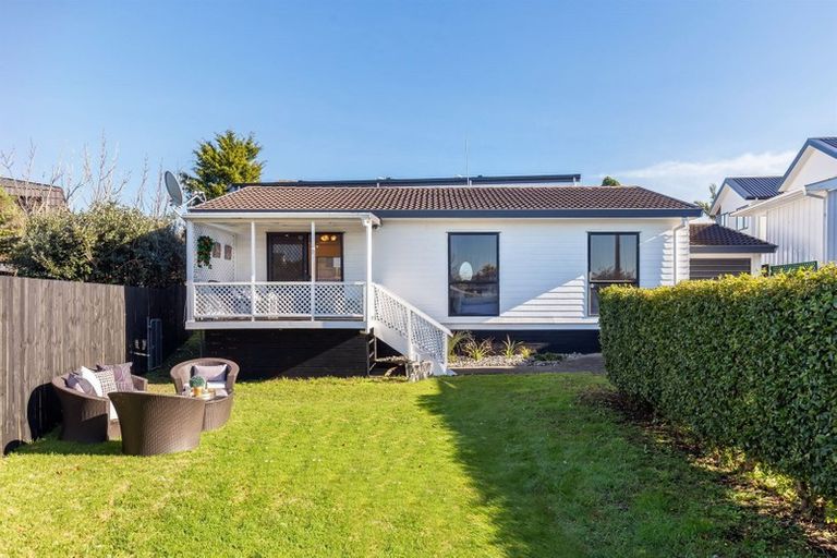 Photo of property in 1/2 Graham Avenue, Te Atatu Peninsula, Auckland, 0610