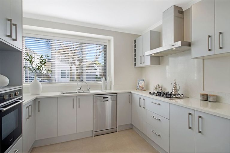 Photo of property in 37 Vinograd Drive, Te Atatu Peninsula, Auckland, 0610