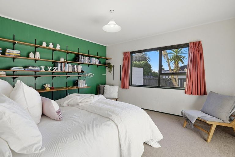 Photo of property in 2/983 Beach Road, Torbay, Auckland, 0630