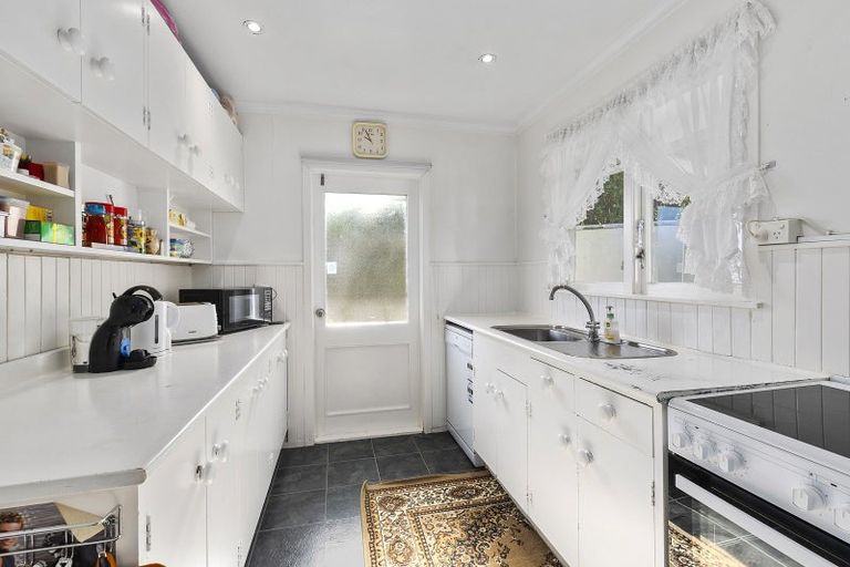 Photo of property in 2 Kenmore Street, Newlands, Wellington, 6037