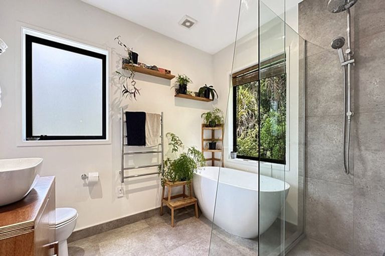 Photo of property in 144 Opanuku Road, Henderson Valley, Auckland, 0612