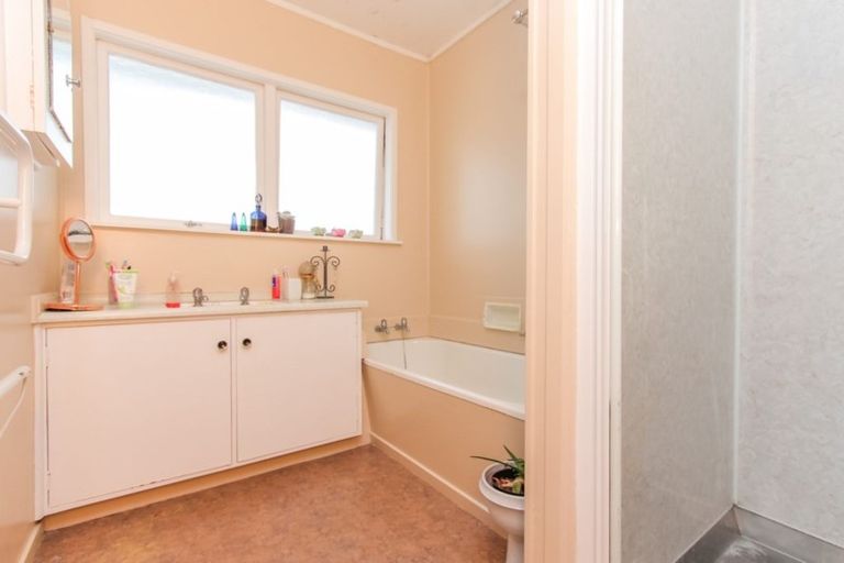 Photo of property in 2/120 Titirangi Road, New Lynn, Auckland, 0600