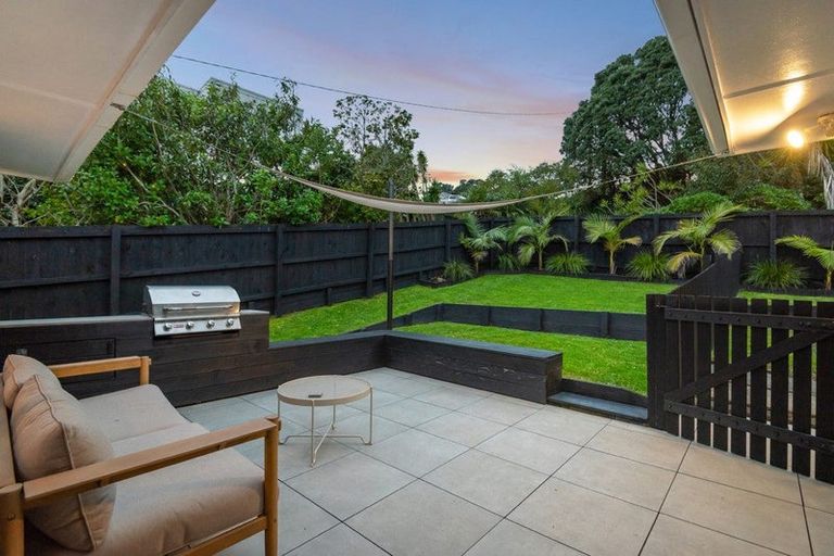 Photo of property in 1/13 Howard Road, Northcote, Auckland, 0627