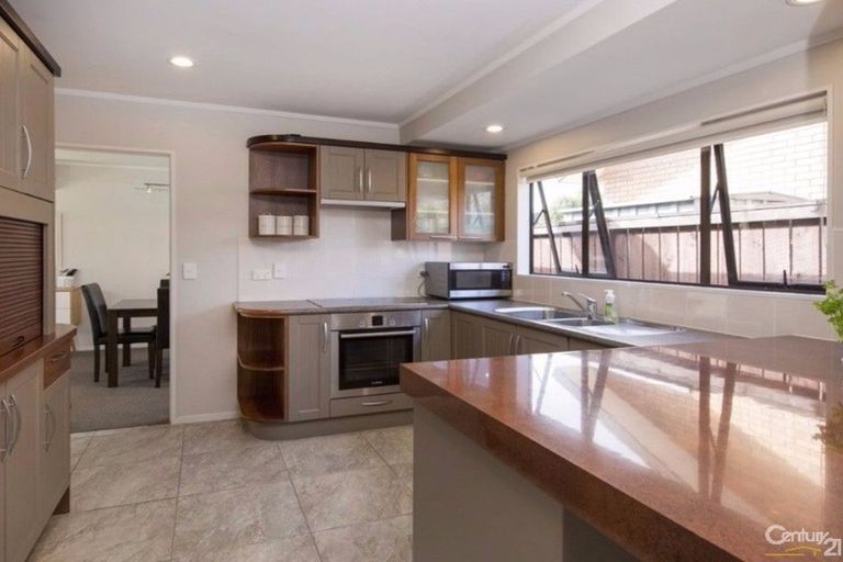 Photo of property in 14 Mirabell Place, Golflands, Auckland, 2013