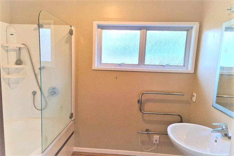 Photo of property in 1 Malters Place, Browns Bay, Auckland, 0630