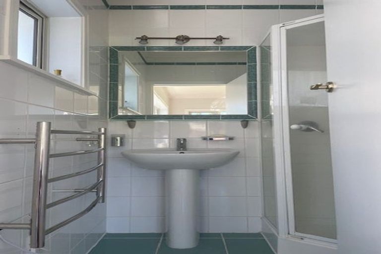 Photo of property in 2/3 Aorangi Place, Birkenhead, Auckland, 0626