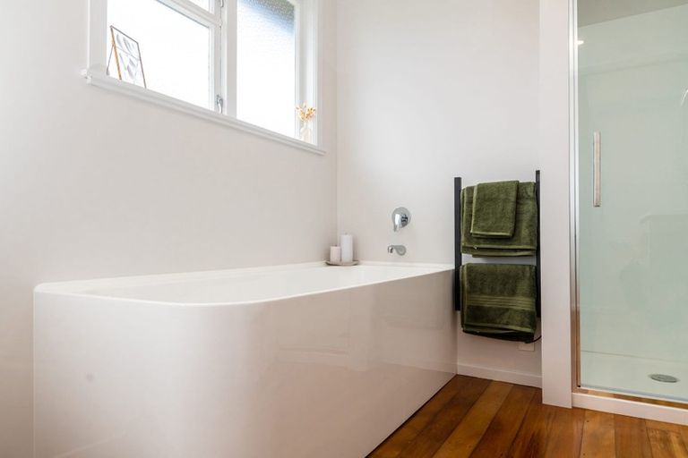 Photo of property in 34 Brooker Grove, Newlands, Wellington, 6037