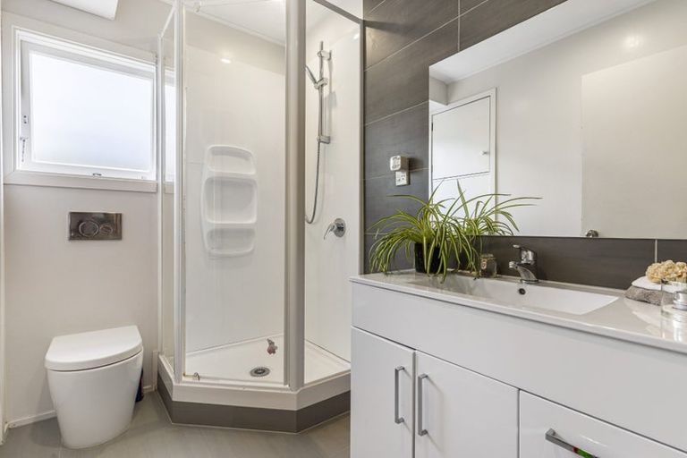 Photo of property in 21a Cleve Road, Green Bay, Auckland, 0604