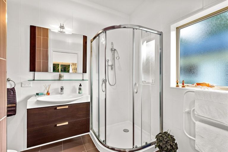 Photo of property in 7 Hobbs Road, Matakatia, Whangaparaoa, 0930