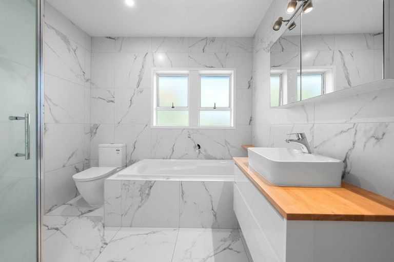 Photo of property in 29 Glenfern Road, Mellons Bay, Auckland, 2014