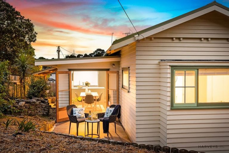 Photo of property in 16 Harrybrook Road, Green Bay, Auckland, 0604