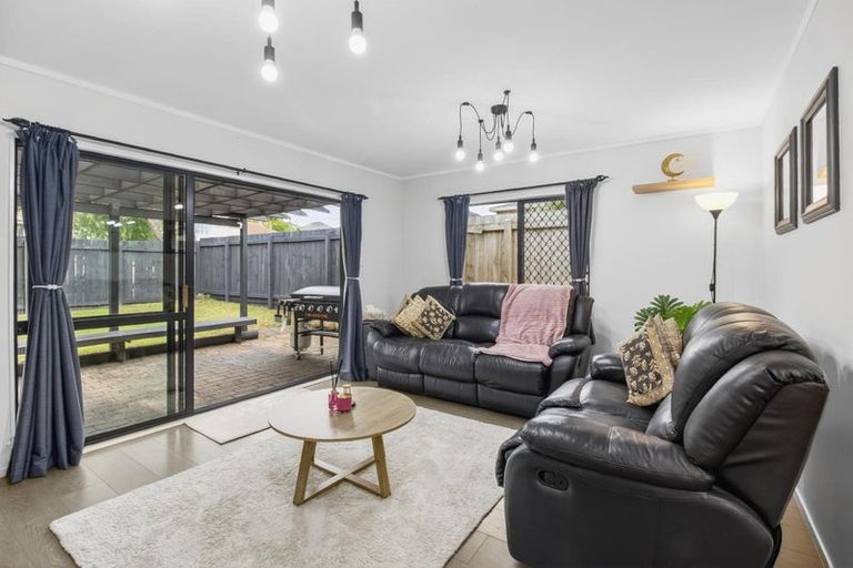 Photo of property in 2/19 Sailfish Drive, West Harbour, Auckland, 0618