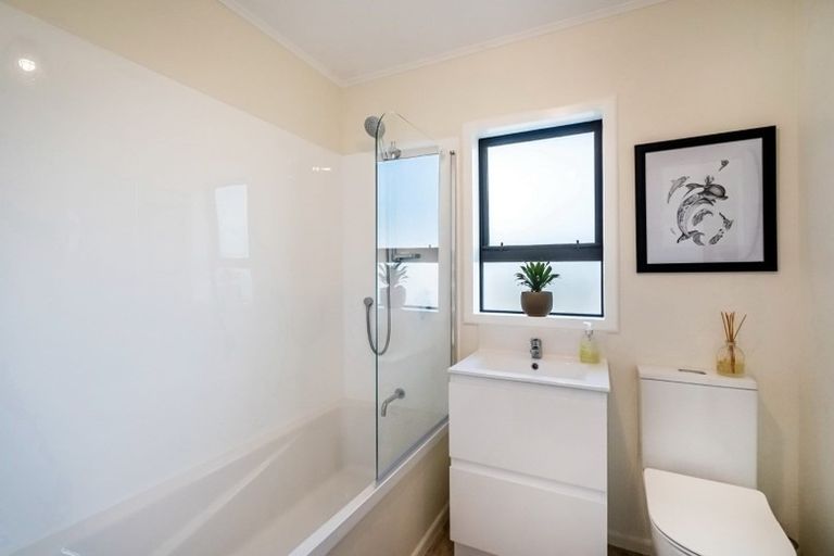 Photo of property in 2/539 Glenfield Road, Glenfield, Auckland, 0629