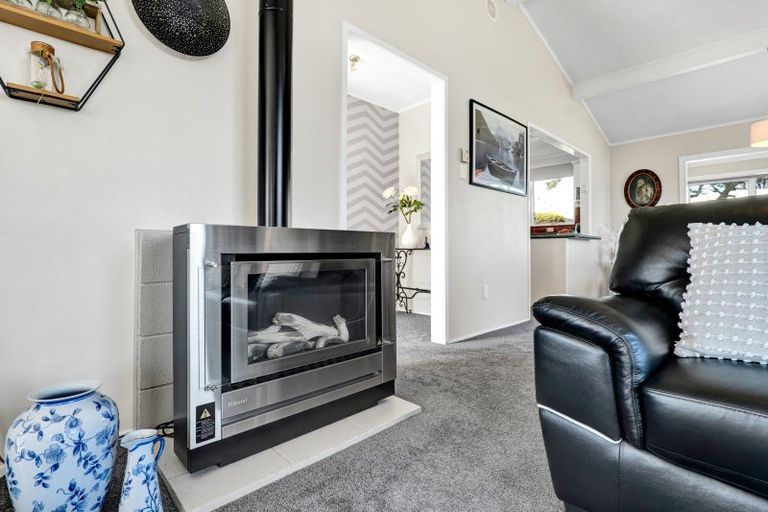 Photo of property in 15 Leon Place, Waitara, 4320