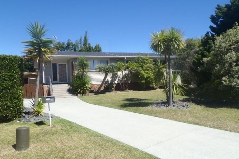 Photo of property in 8 Salamanca Road, Sunnynook, Auckland, 0620