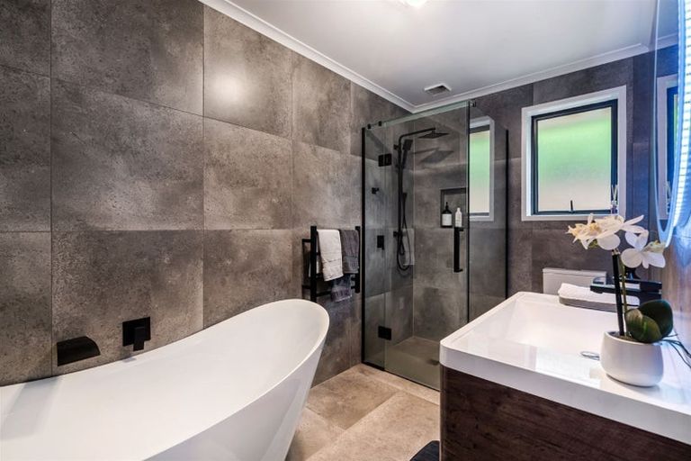 Photo of property in 22 Sunvista Avenue, Oteha, Auckland, 0632