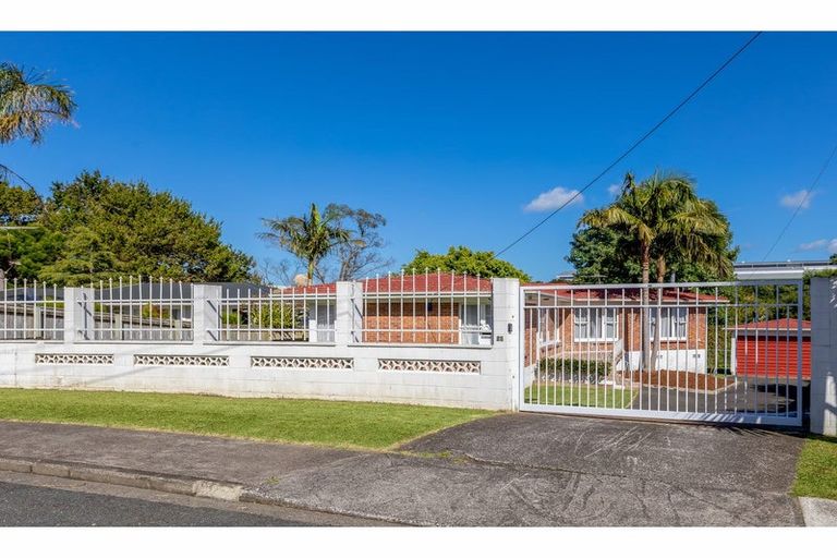 Photo of property in 52 Sylvan Crescent, Te Atatu South, Auckland, 0610
