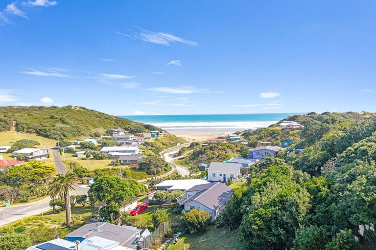 Photo of property in 47 Sea View Road, Baylys Beach, 0377