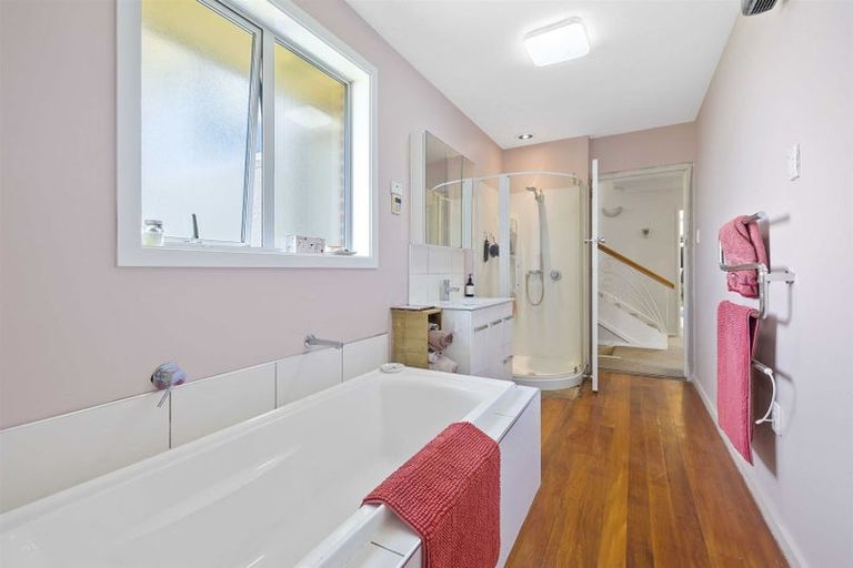 Photo of property in 6 Ilfracombe Place, Burnside, Christchurch, 8053