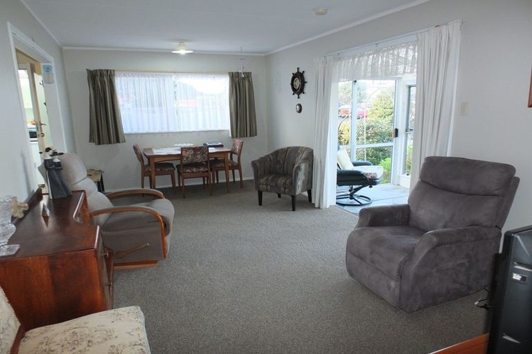 Photo of property in 27 Hennessy Street East, Foxton Beach, Foxton, 4815