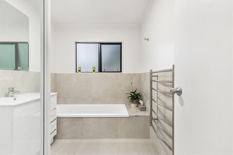 Photo of property in 2/19 Fernwood Grove, Bayview, Auckland, 0629