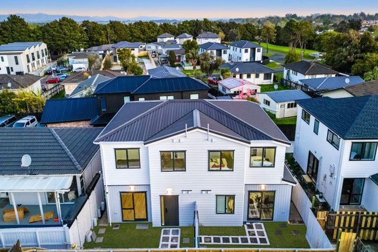 Photo of property in 2/7 Gambare Place, Wattle Downs, Auckland, 2103