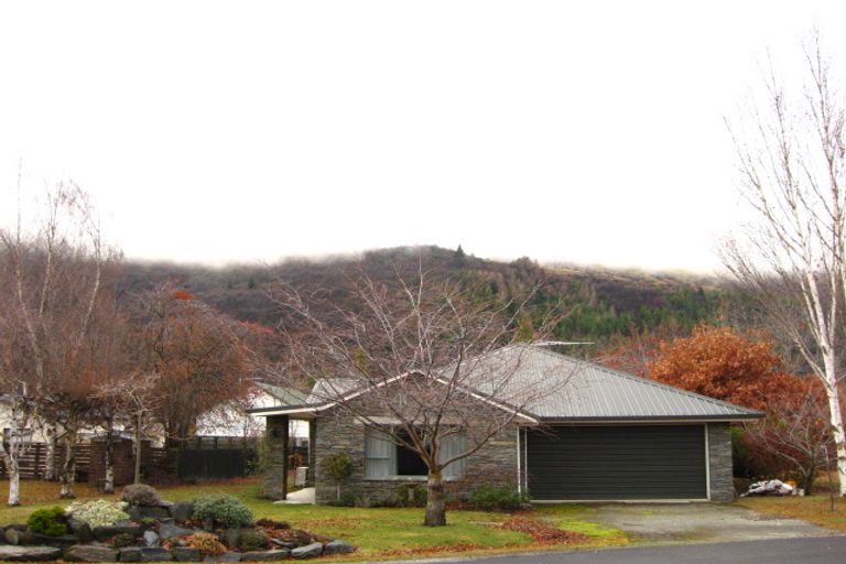 Photo of property in 2 Mckibbin Place, Arrowtown, 9302