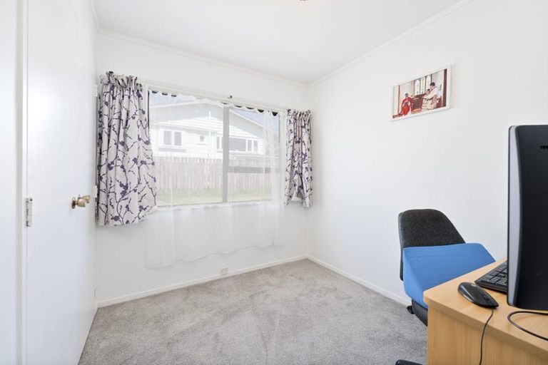 Photo of property in 4/92 Awaroa Road, Sunnyvale, Auckland, 0612