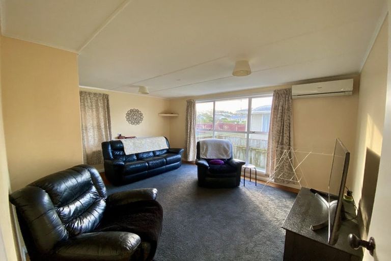 Photo of property in 21 Whanga Crescent, Titahi Bay, Porirua, 5022