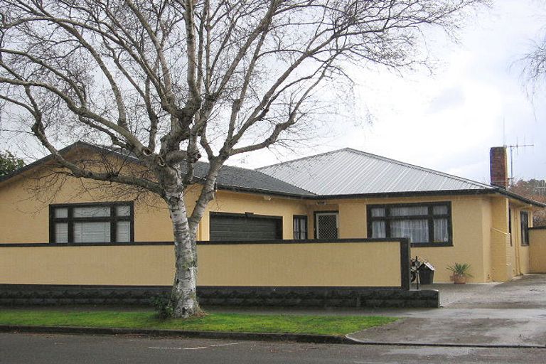 Photo of property in 5 Winston Avenue, Hokowhitu, Palmerston North, 4410