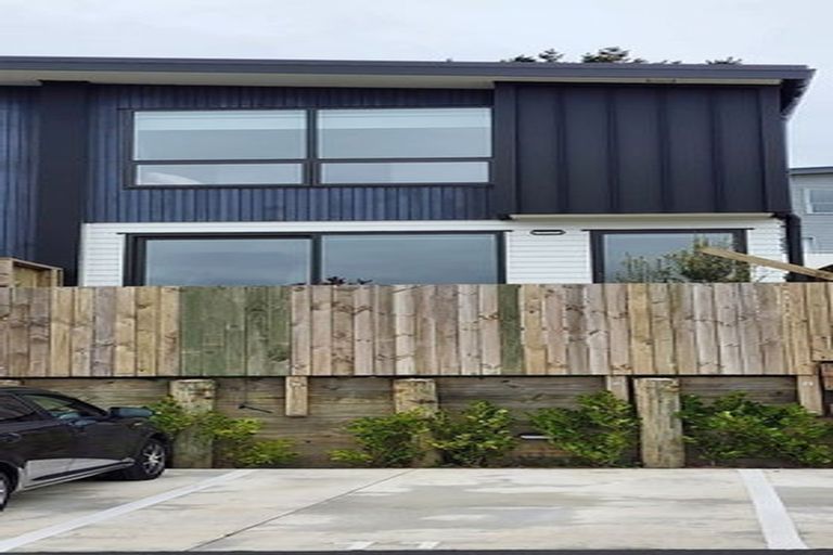 Photo of property in 15/62 Spenmoor Street, Newlands, Wellington, 6037