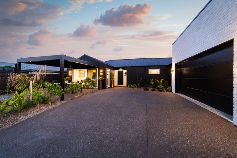 Photo of property in 6 Solitude Crescent, Kelvin Grove, 4414