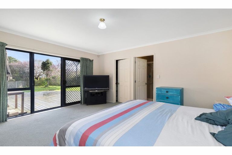 Photo of property in 2 Awaroa Stream Drive, Waiuku, 2123