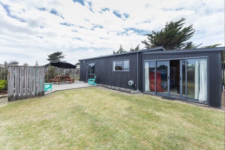 Photo of property in 16 Te Kiri Street, Himatangi Beach, Foxton, 4891