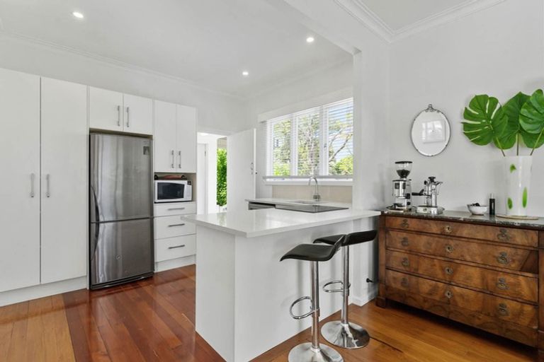 Photo of property in 92 Astley Avenue, New Lynn, Auckland, 0600