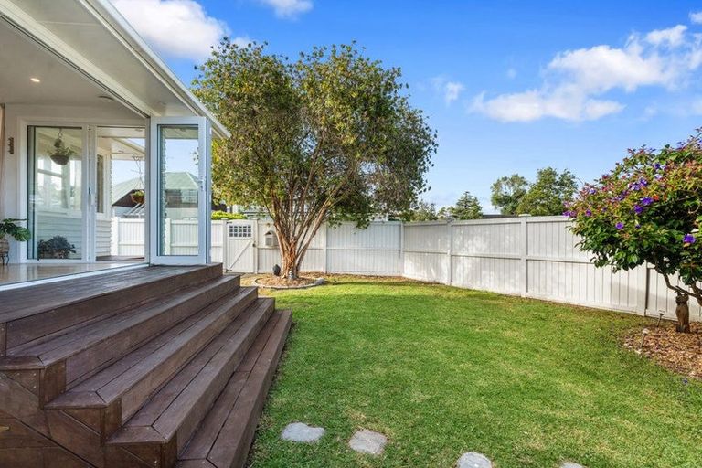 Photo of property in 2 Tyne Road, Forrest Hill, Auckland, 0620