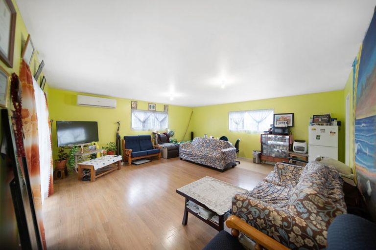 Photo of property in 33 Convair Crescent, Mangere, Auckland, 2022