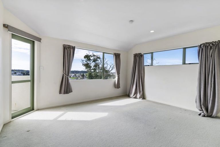 Photo of property in 11 Mannikin Place, Unsworth Heights, Auckland, 0632