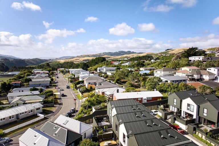 Photo of property in 9/6 Oswald Crescent, Paparangi, Wellington, 6037