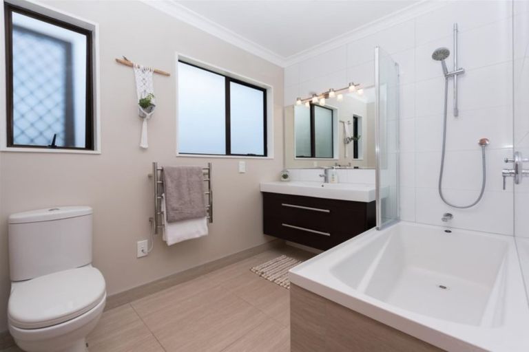 Photo of property in 4a Rodney Street, Howick, Auckland, 2014