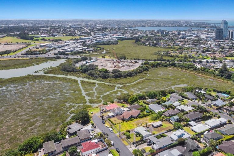 Photo of property in 2 Francis Street, Hauraki, Auckland, 0622