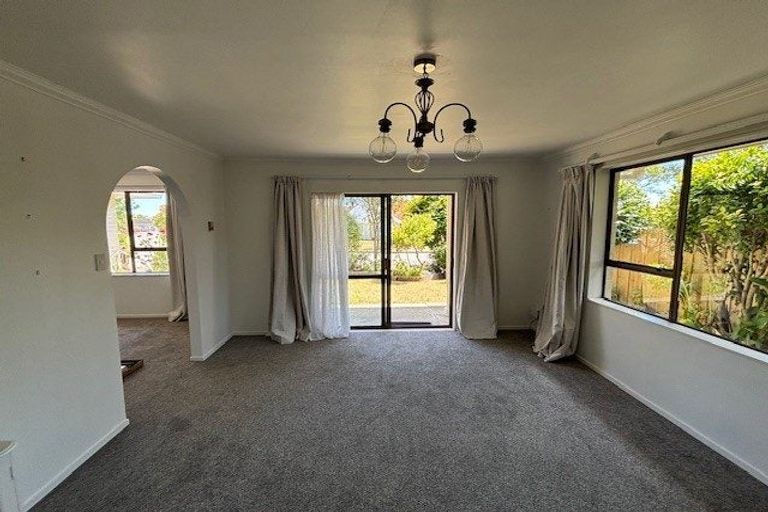 Photo of property in 28 Rewarewa Crescent, Waikanae, 5036