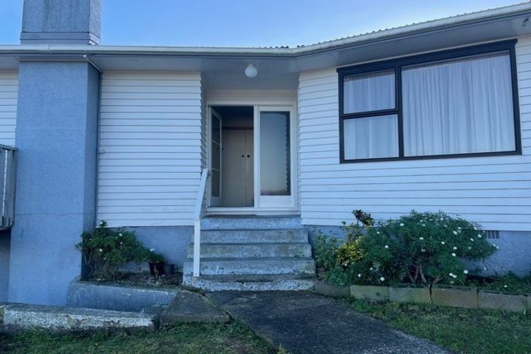 Photo of property in 39 Cotswold Crescent, Newlands, Wellington, 6037