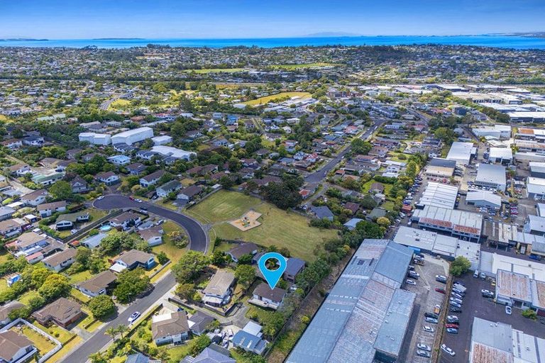 Photo of property in 1/7 Leiden Place, Totara Vale, Auckland, 0629