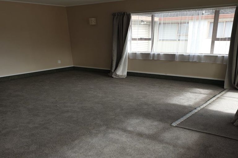Photo of property in 17a Edgewater Parade, Waiuku, 2123