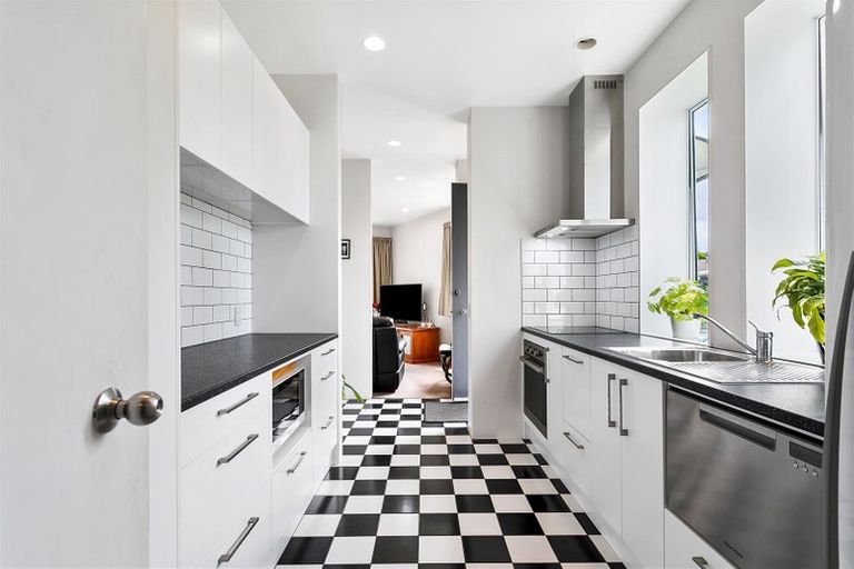 Photo of property in 11 Fathom Place, Te Atatu Peninsula, Auckland, 0610