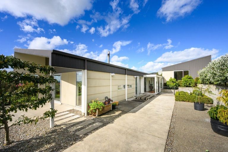 Photo of property in 17 Oram Drive, Turitea, Palmerston North, 4472