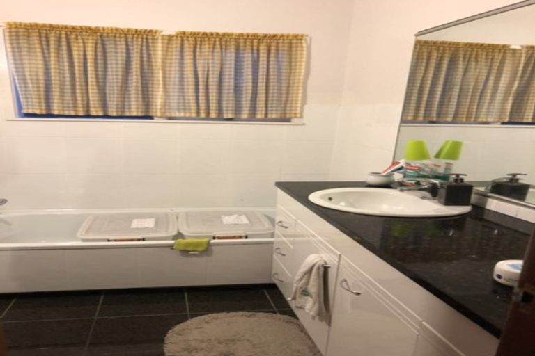 Photo of property in 1 Sovereign Place, Glenfield, Auckland, 0629