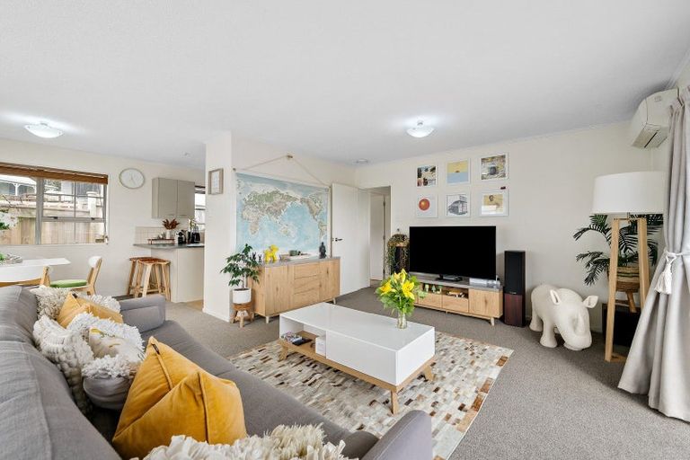 Photo of property in 10 Pimlico Place, Newlands, Wellington, 6037